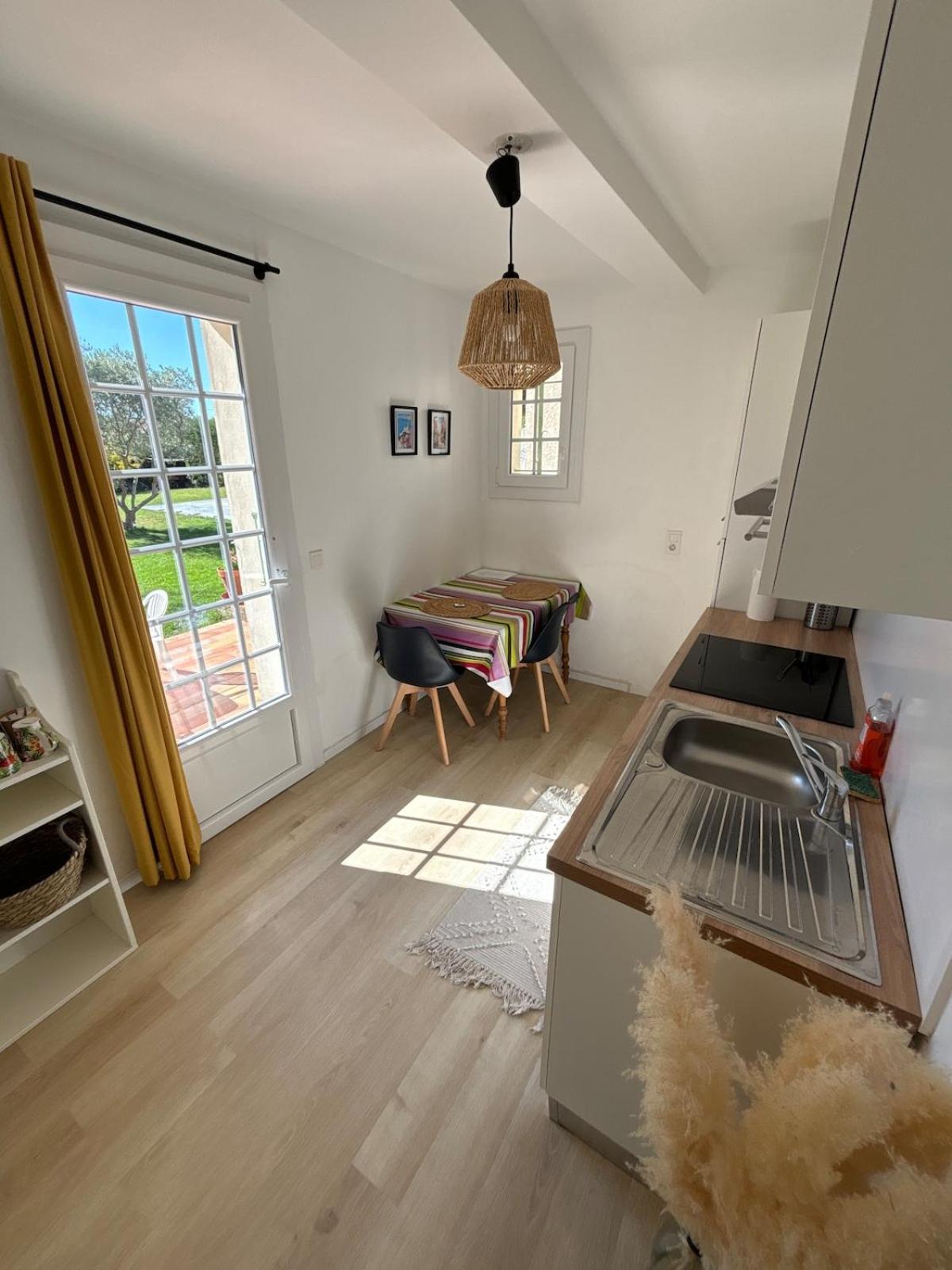 Studio En Provence Avec Piscine La Barben Eksteriør billede
