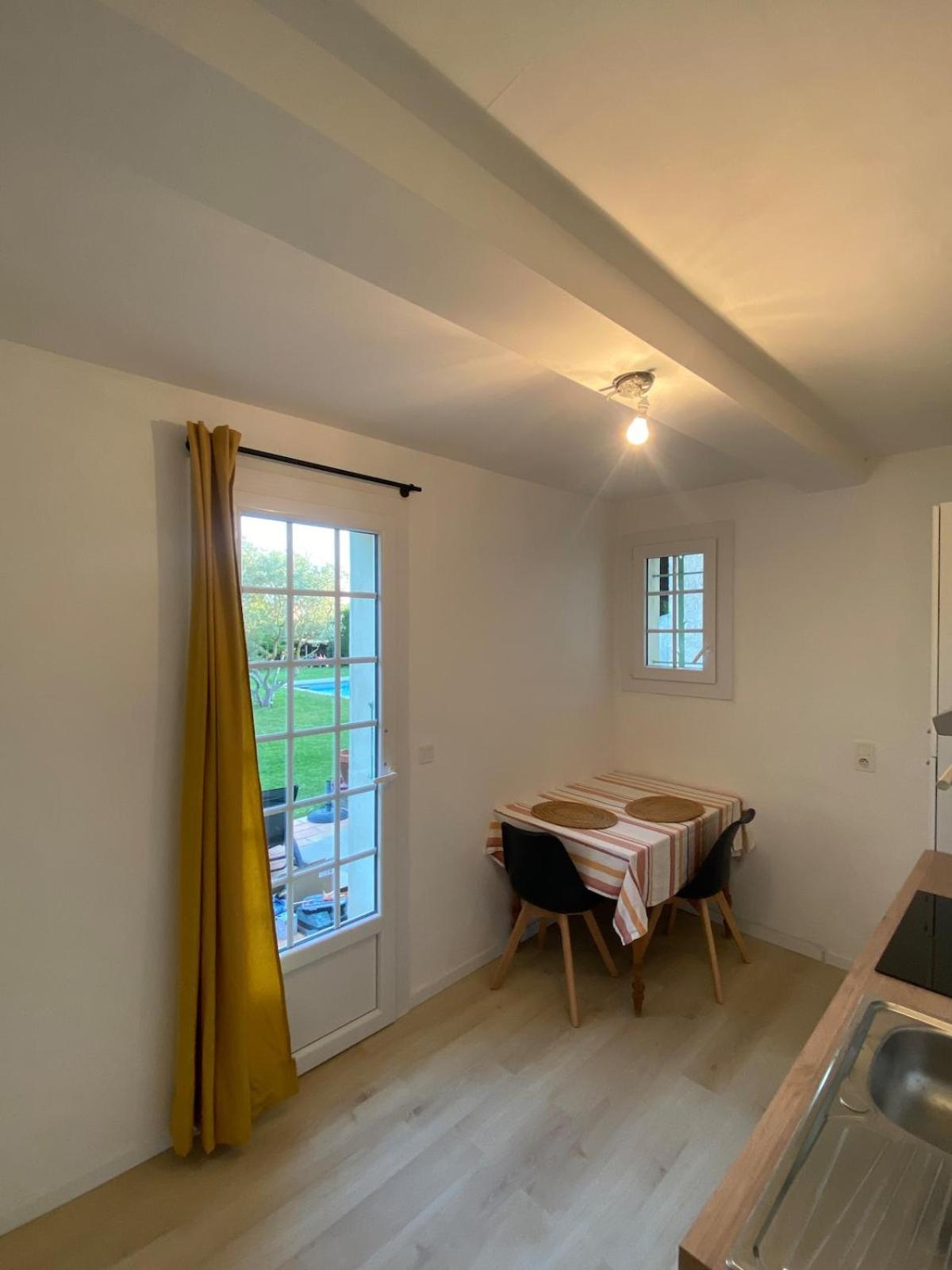 Studio En Provence Avec Piscine La Barben Eksteriør billede