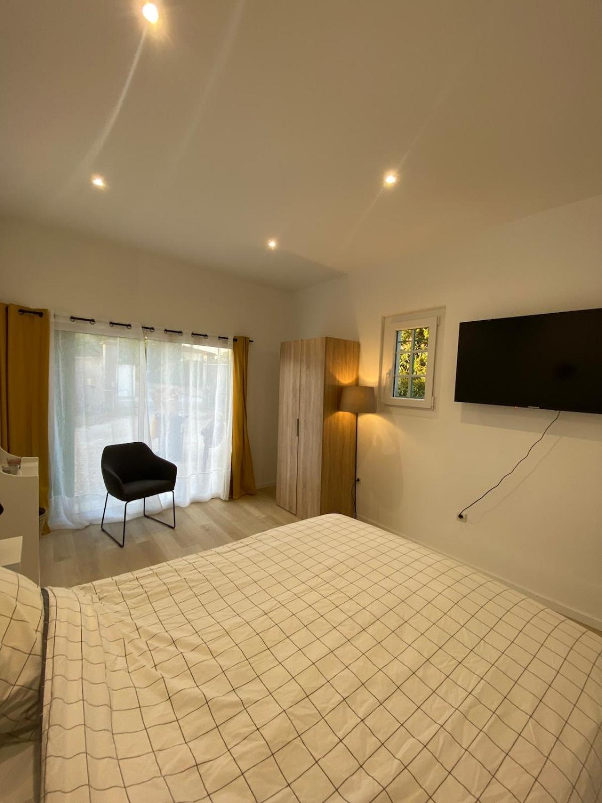 Studio En Provence Avec Piscine La Barben Eksteriør billede