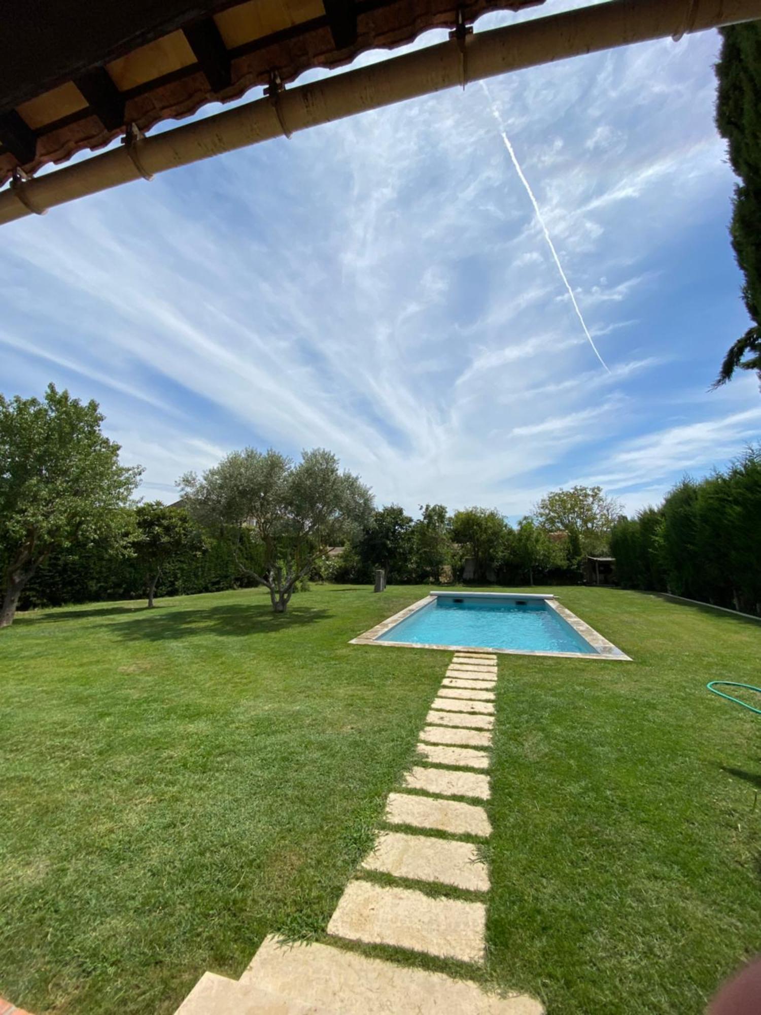 Studio En Provence Avec Piscine La Barben Eksteriør billede